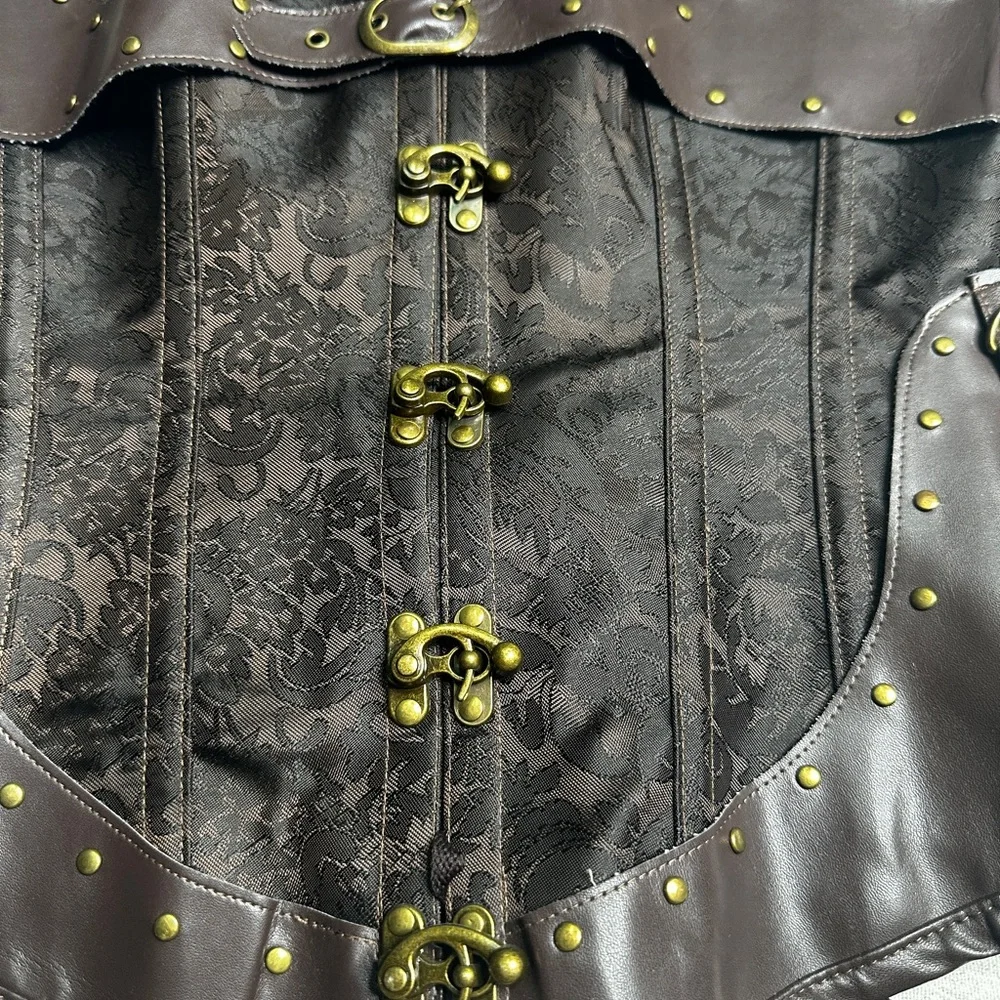 Vintage Corset with Buckle Details - Picture 3 of 10
